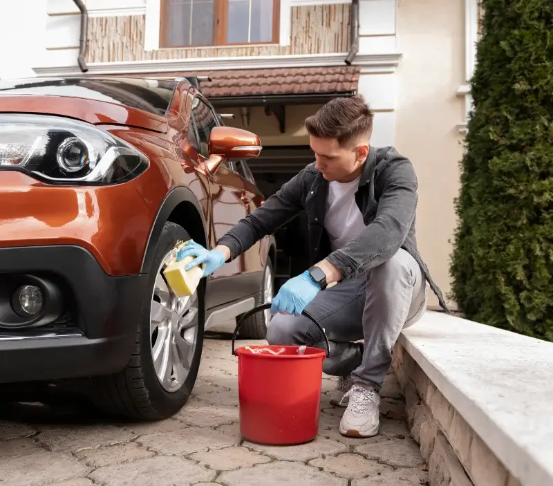 Lavage auto à domicile Bernay-Vilbert : professionnel intervenant sur un véhicule